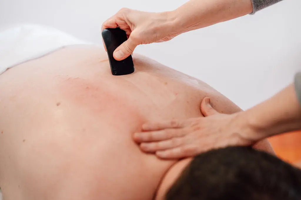 Gua Sha - Tuina Anwendung am R&uuml;cken